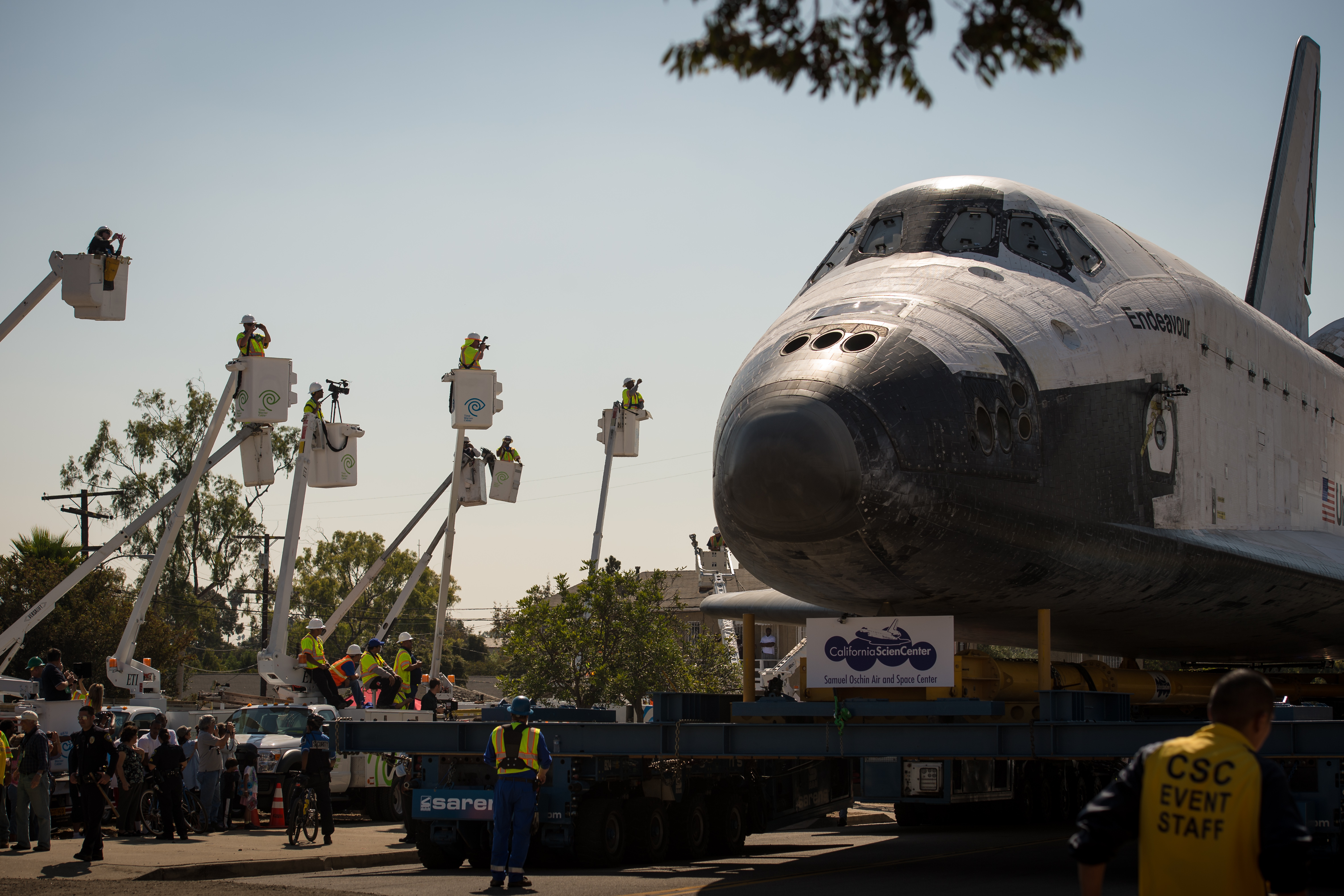 Shuttle fuel tank comes ashore in California for Endeavour museum exhibit –  Spaceflight Now