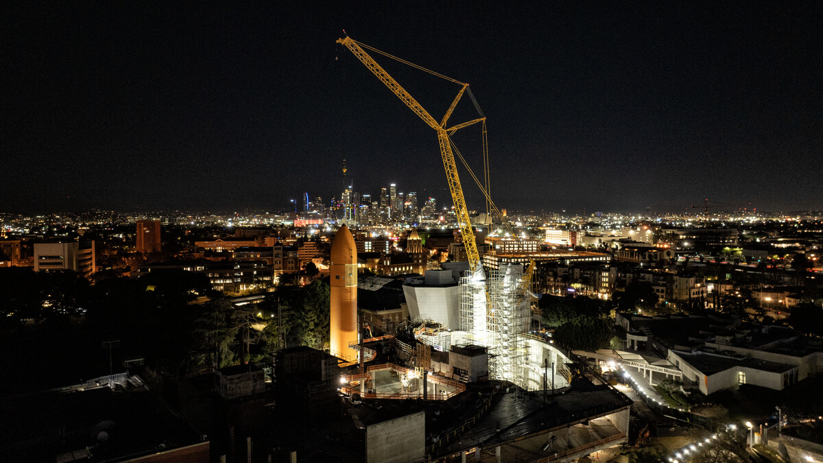 ET-94 lifting against the Los Angeles skyline