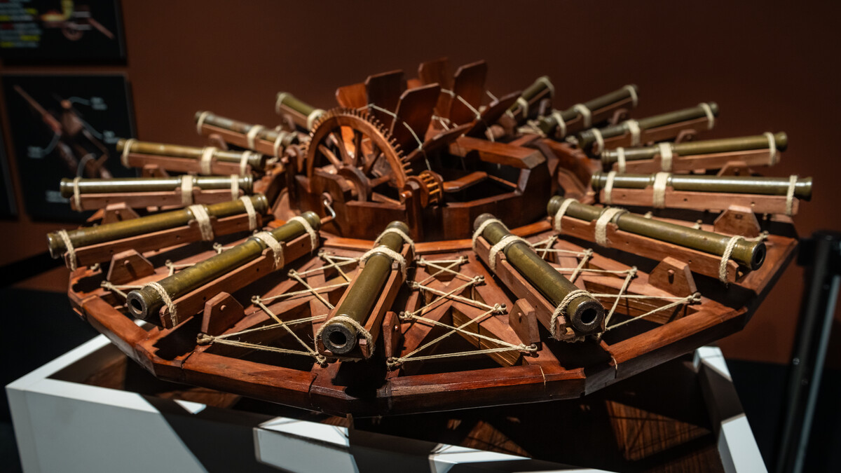 Leonardo da Vinci's multi-canon gunship.